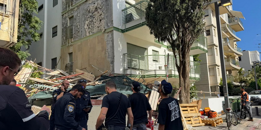 На стройке обвалились строительные леса. Пострадали трое рабочих, четвертого не могут найти