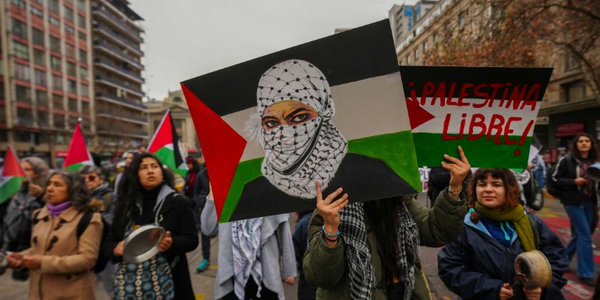 У исторической синагоги в Чили развесили плакаты с изображением Нетаниягу с пулевым отверстием в голове