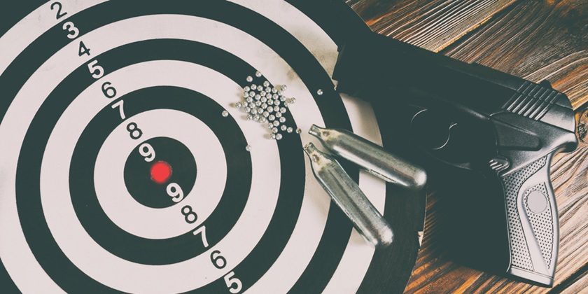 Террорист напал на солдат с пневматическим пистолетом