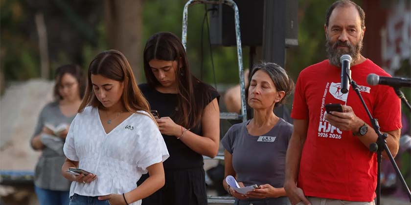 Сотни человек пришли на церемонию памяти Хершa Гольдберга-Полина, убитого год назад в плену в Газе