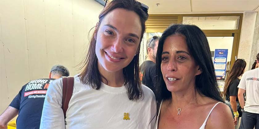 Галь Гадот пришла на “Площадь похищенных”, чтобы поддержать семьи заложников — видео