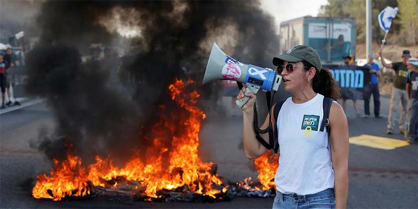 Сотни демонстрантов пришли поддержать четверых пожилых подозреваемых в поджоге мусорных баков у резиденции Нетаниягу