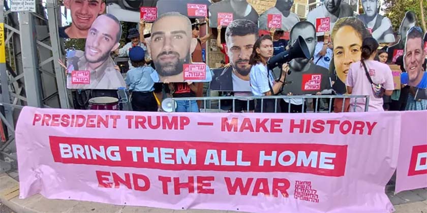 Женщины у резиденции премьера: вернуть заложников и закончить войну