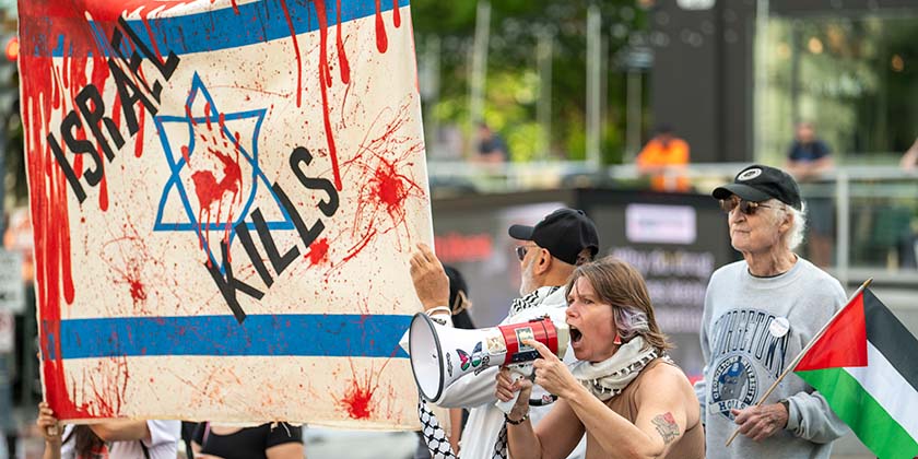 Антисемитский перформанс на вокзале в Вашингтоне: "Нетаниягу и Трамп пьют кровь палестинцев"