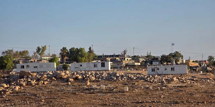 Поселенцы установили караваны рядом с домами деревни на Западном берегу, где был застрелен Уда Хаталин