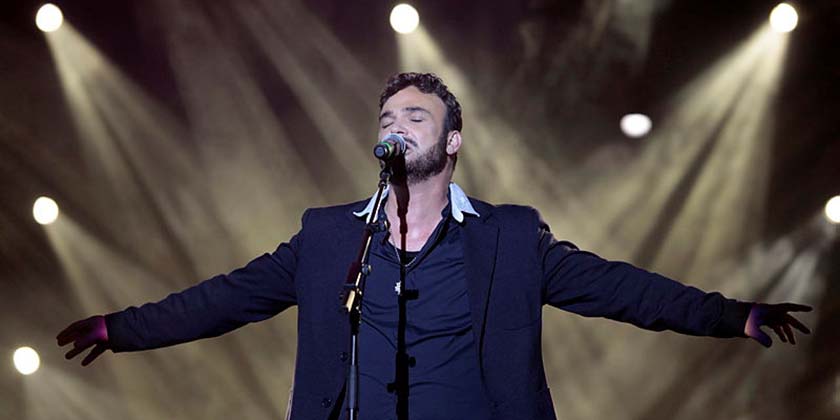 Израильского певца обрызгали красной краской во время выступления в Польше