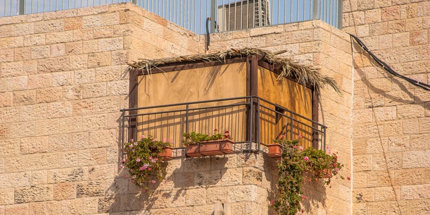 Пожилой мужчина погиб при строительстве сукки