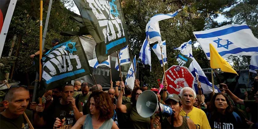 Активисты «Братьев по оружию» протестуют у дома министра Рона Дермера