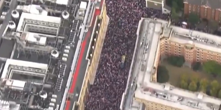 «Засуньте Палестину в…» В центре Лондона прошла крупнейшая антимигрантская демонстрация