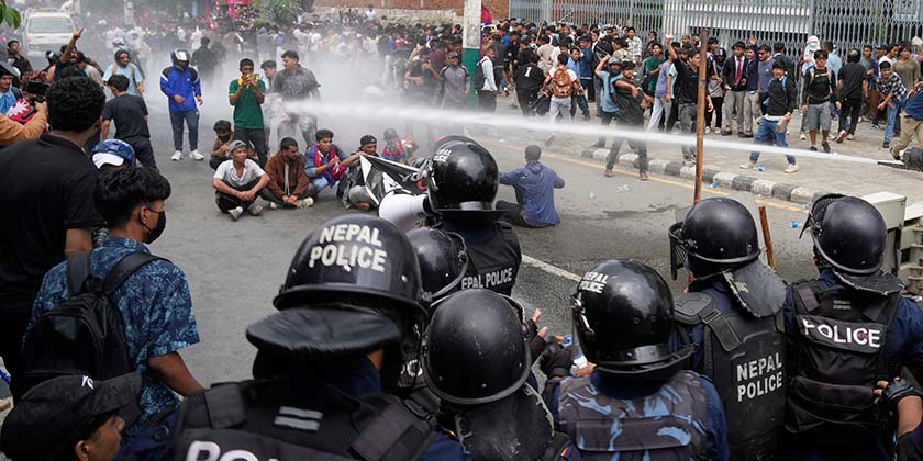 Демонстранты в Катманду подожгли здание парламента, армия эвакуирует правительство