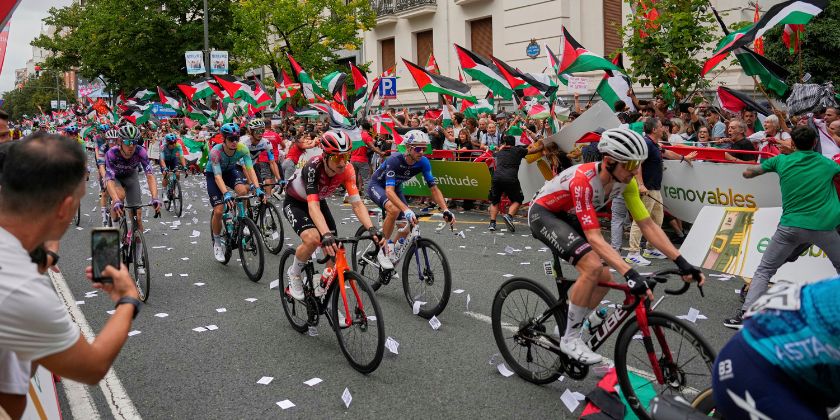 Израильская команда велогонщиков убрала с формы название из-за протестов