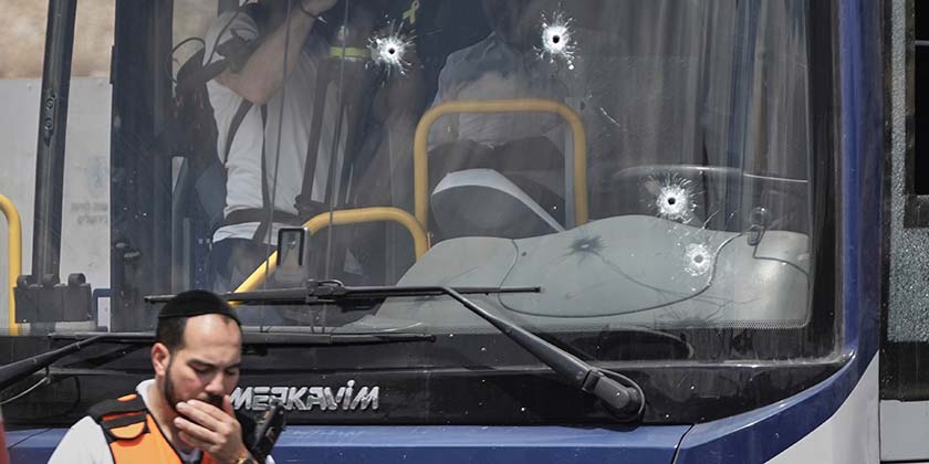 Теракт в Иерусалиме: водитель автобуса заподозрил неладное и не пустил террористов внутрь