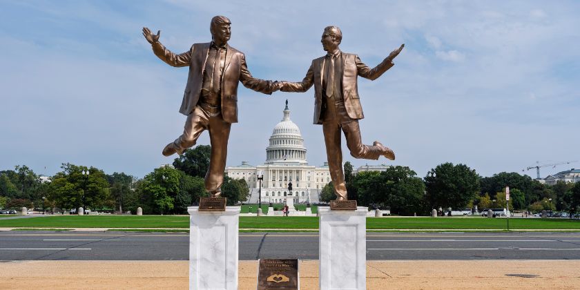 В Вашингтоне появилась статуя, символизирующая «давнюю связь» между Трампом и Эпштейном
