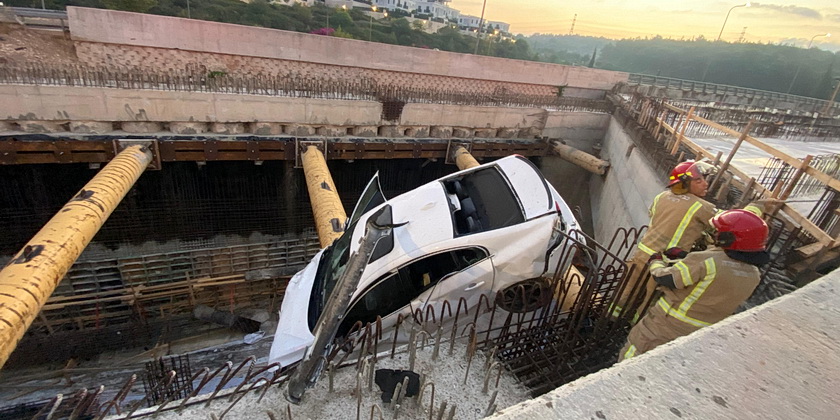 Автомобиль упал в бетонный котлован. Люди внутри уцелели