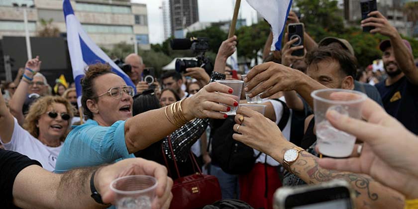 Обменная сделка: последние приготовления. В Тель-Авиве на площади Заложников собрались сотни людей