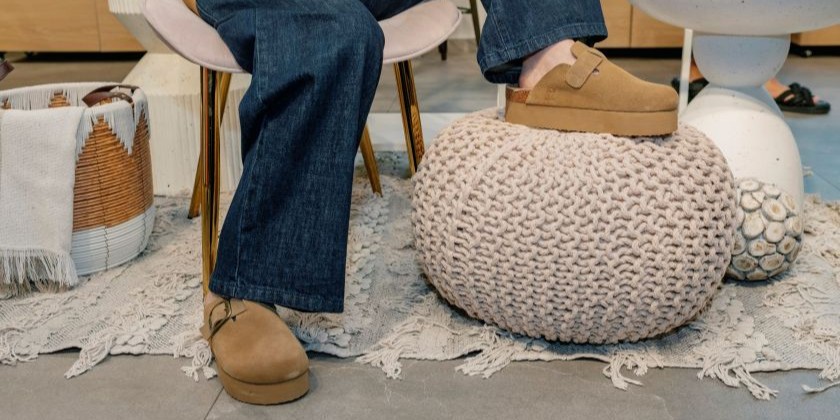 Монохром, глубина и текстура: главные правила сочетания цветов обуви и одежды осенью 2025