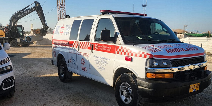 На стройке в Лоде опрокинулся трактор. Тракторист погиб