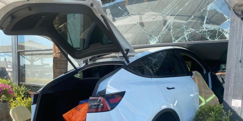 Автомобиль врезался в кафе в Кфар-Сабе, есть погибший