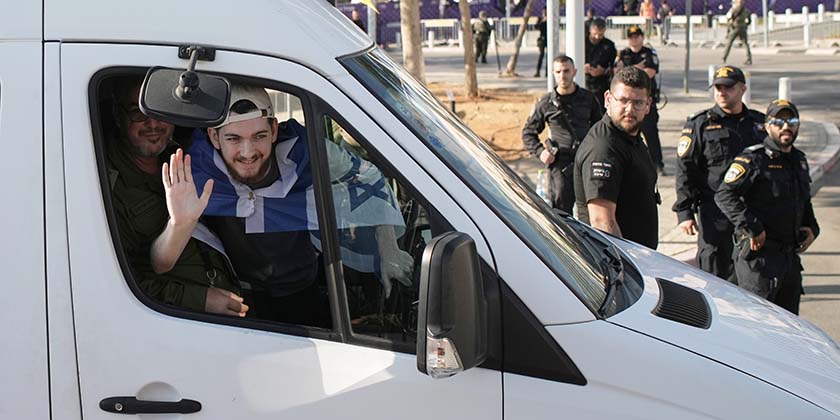 Бар Куперштейн вернулся в свой дом в Холоне — видео