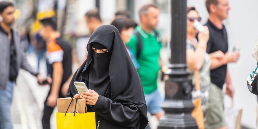 В Италии запретят паранджи и проверки на девственность