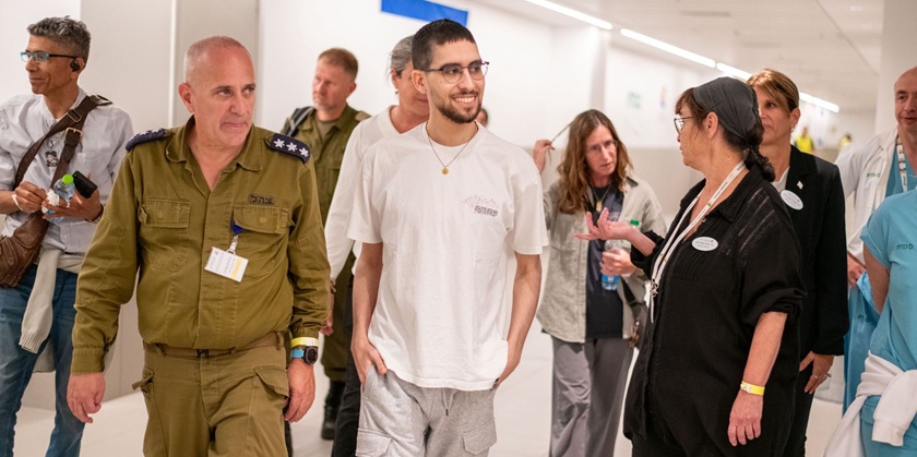 «Столько любви». Израильтяне встречают четырех вернувшихся домой заложников