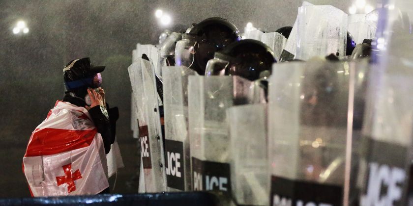 Грузия: протесты в день муниципальных выборов, полиция применила водометы