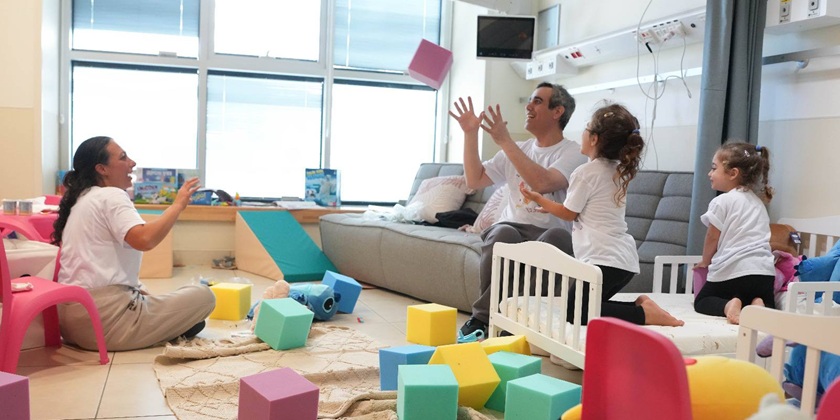 Картины победы: Омри Миран играет с дочерьми, братья Кунио встретились с семьей (фото и видео)