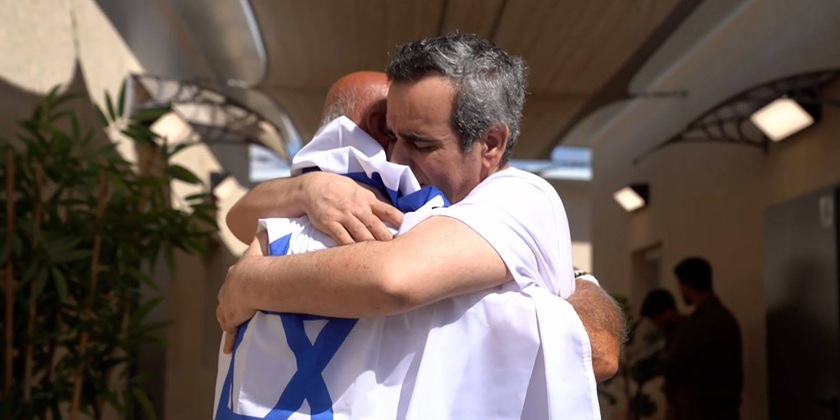 Все 20 освобожденных заложников — в Израиле (фото и видео)