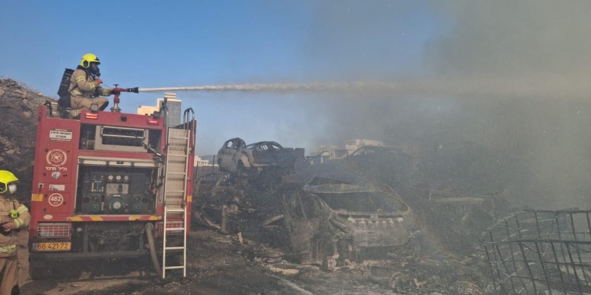 На свалке металлолома в Сахнине сгорело около 200 автомобилей