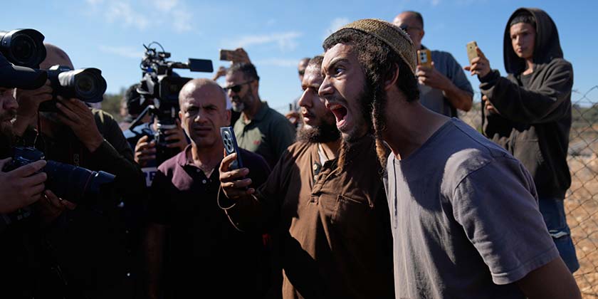 С подачи поселенцев полиция разогнала палестинцев, собирающих оливки, слезоточивым газом