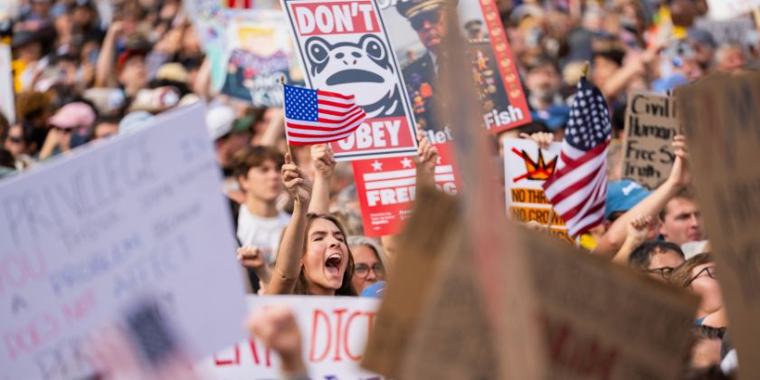 Миллионы протестующих в США вышли на антитрамповские митинги «Нет королям»