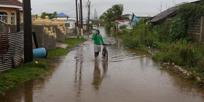 «Мелисса» обрушилась на Ямайку: ураган века несёт катастрофу и массовые эвакуации