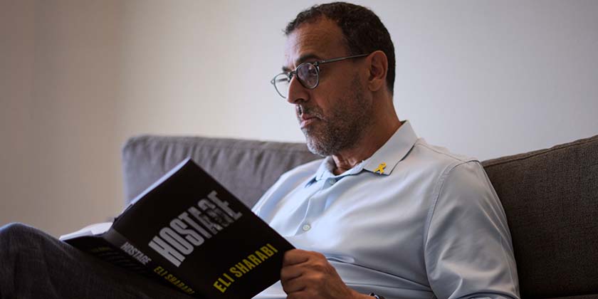 Журнал Time включил мемуары бывшего заложника о Газе в список «обязательных к прочтению» книг 2025 года