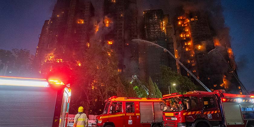 Гонконг: пожар охватил жилой комплекс, есть погибшие