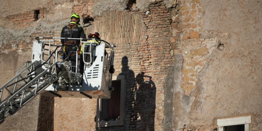 В Италии погиб рабочий, спасенный из частично обрушившейся средневековой башни