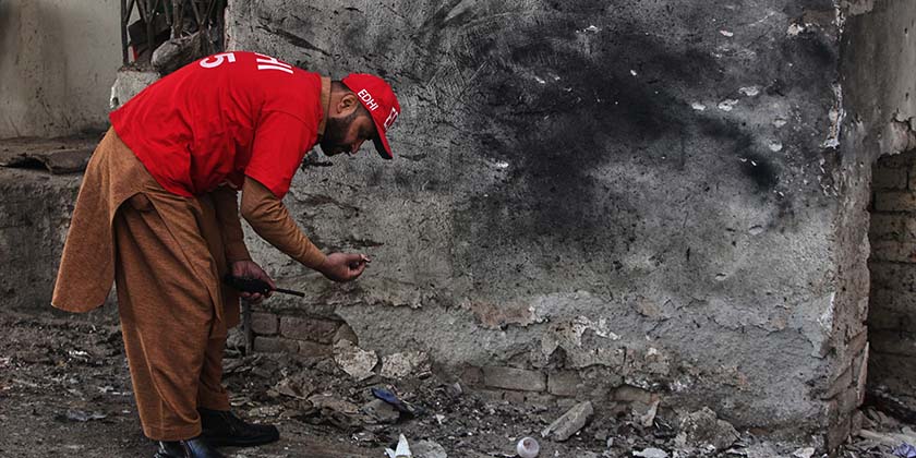 Смертники атаковали штаб силовиков в Пешаваре: трое погибших