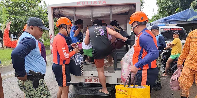 Два погибших и миллион эвакуированных из-за тайфуна на Филиппинах