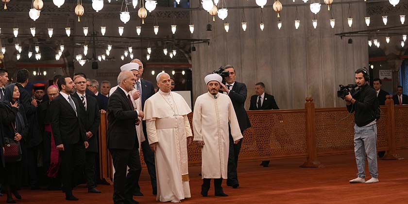 Папа Лев XIV посетил стамбульскую Голубую мечеть