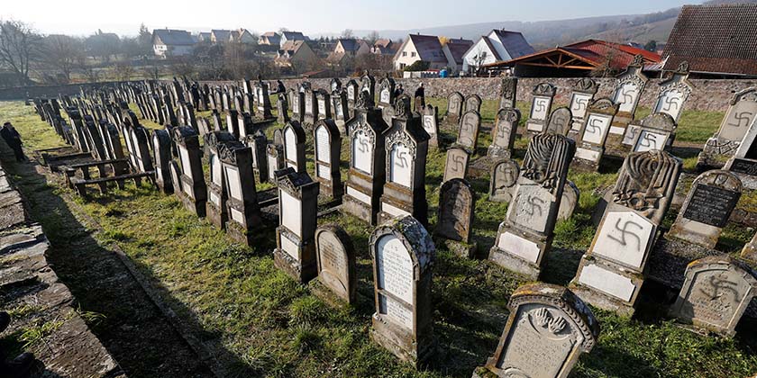 Скандал из-за планов Береговой охраны США перестать считать свастику символом ненависти