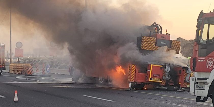 Шоссе 1 перекрыли из-за загоревшегося грузовика