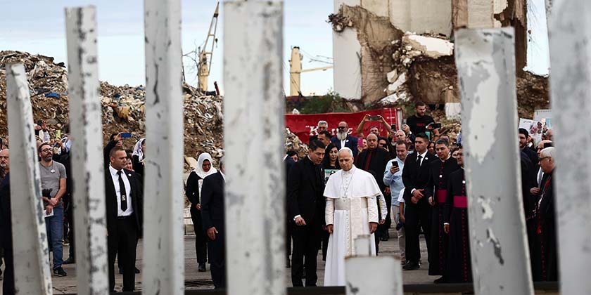 Папа Лев XIV завершил визит в Ливан молитвой на месте взрыва в бейрутском порту