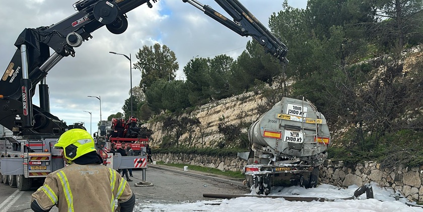 В шаге от катастрофа: цистерна с соляркой перевернулась прямо на дорогу в Иерусалиме