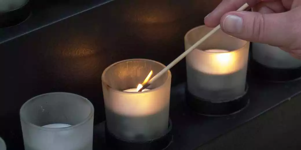 В тайне и под усиленной охраной: Эден Голан зажгла памятную свечу в Мальмё