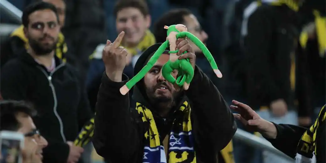 Фанаты «Бейтара» обстреляли фейерверками отель, где остановилась команда соперника