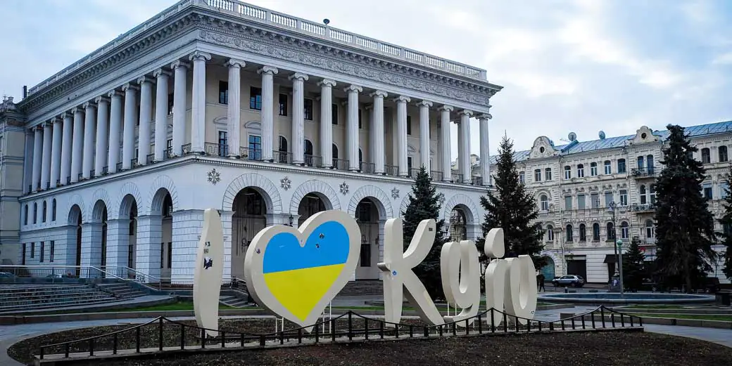 Посол Израиля снова поднял флаг страны в Киеве: подробности