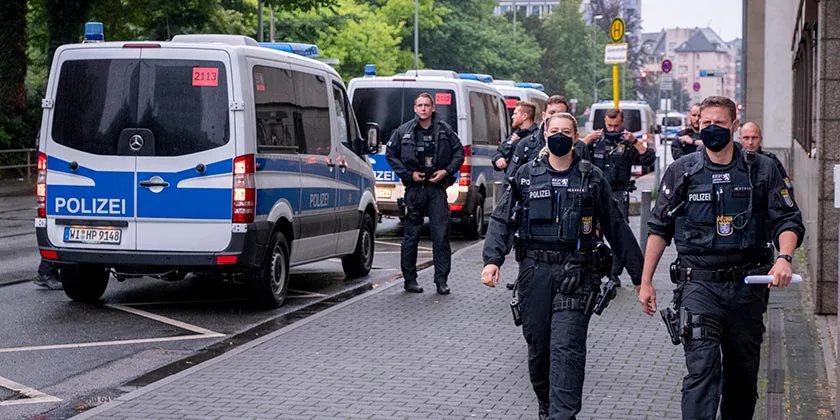 В Гамбурге перед футбольным матчем полицейские подстрелили мужчину, который угрожал им киркой