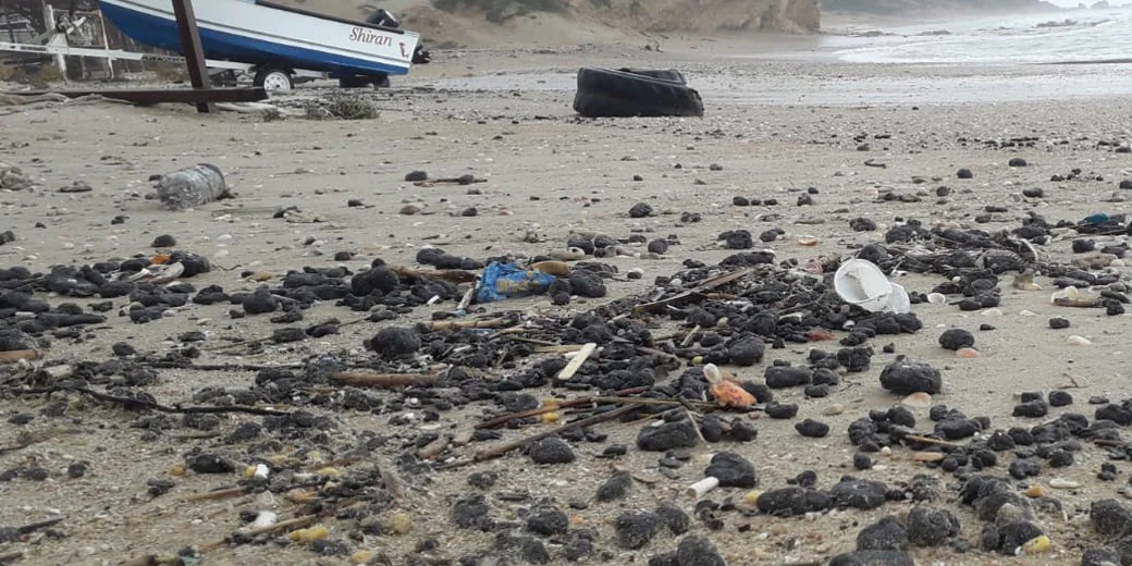Минэкологии пытается оценить ущерб от загрязнения побережья мазутом
