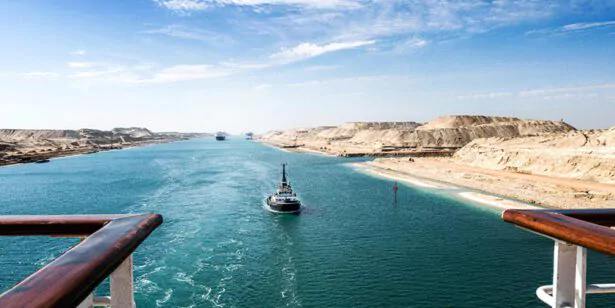 Объем морских перевозок через Суэцкий канал сократился уже на 66%