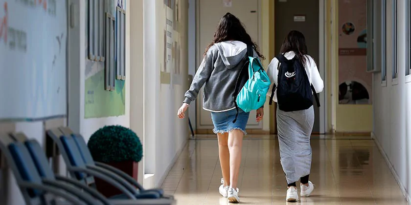 Расистский инцидент в школе в Нетании: группа девочек напала на русскоязычных сверстниц