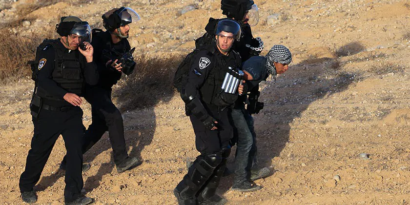 Сотни полицейских проводят рейд на бедуинский поселок Тарабин: что происходит в Негеве?